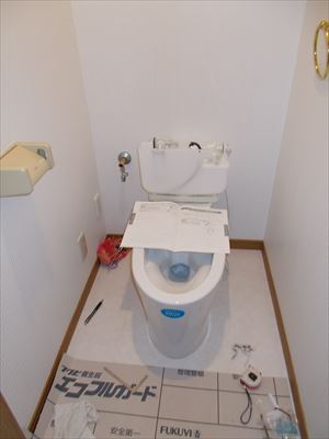 給水管やお掃除道具も隠れるスッキリトイレ 給水管やお掃除道具も隠れるスッキリトイレ